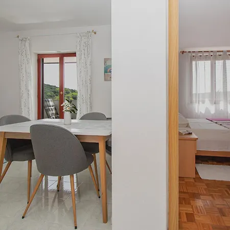 Apartman Iva *